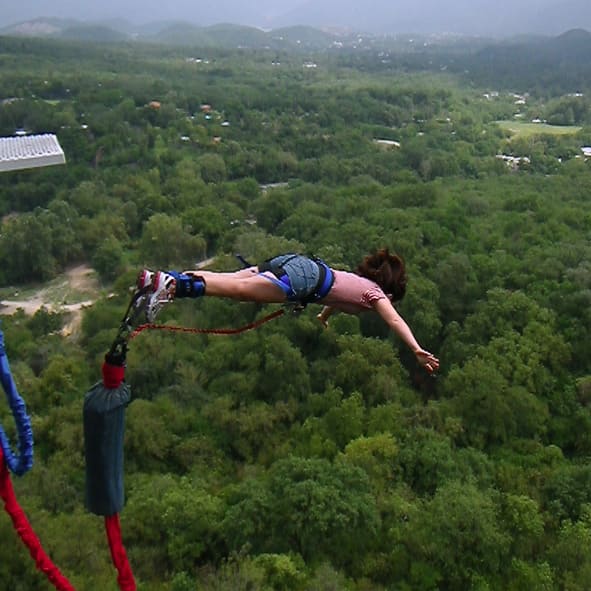 Goza de la emoción del bungee